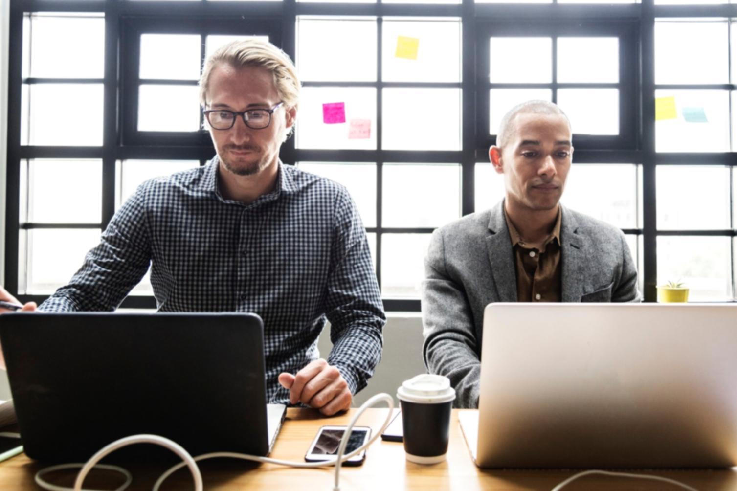Equipo trabajando en análisis financiero avanzado